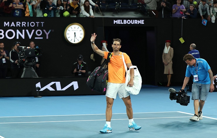 Nadal vẫy tay chào khán giả trước khi rời giải