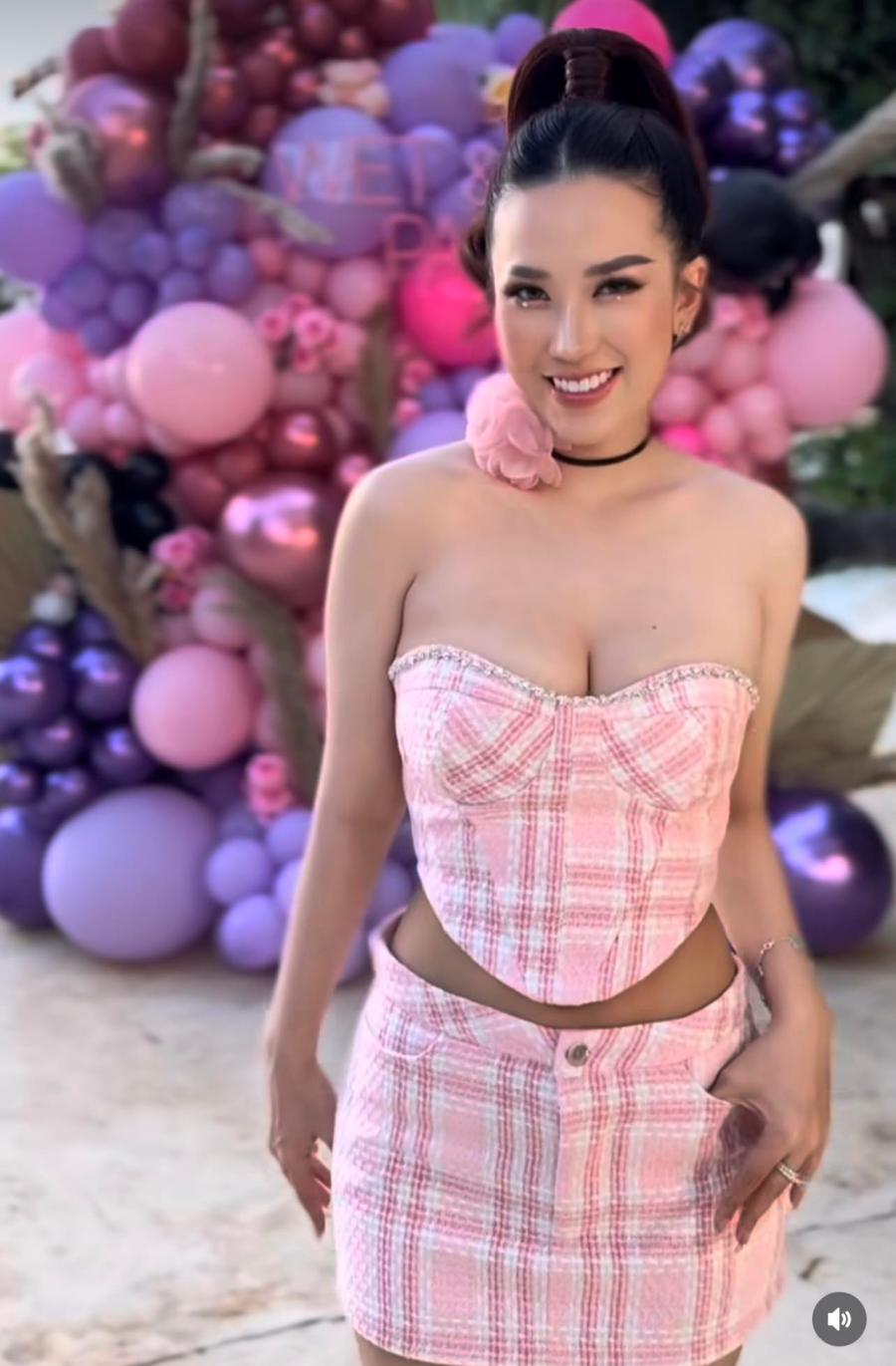 MC Thu Hà có sắc vóc rạng rỡ, xinh tươi và gu thời trang mãn nhãn.