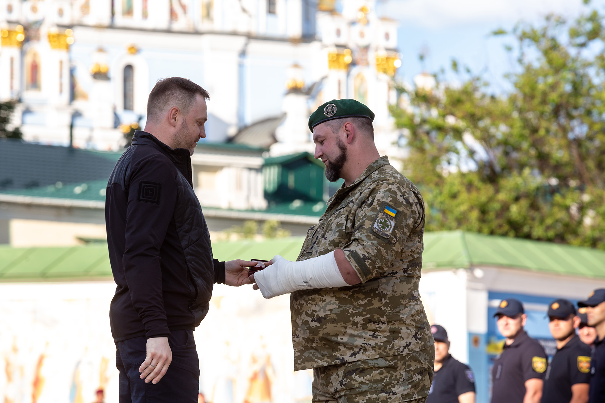 Bộ trưởng Nội vụ Ukraine – ông Denys Monastyrskyi (trái)&nbsp;– trao thưởng cho một quân nhân (ảnh: CNN)