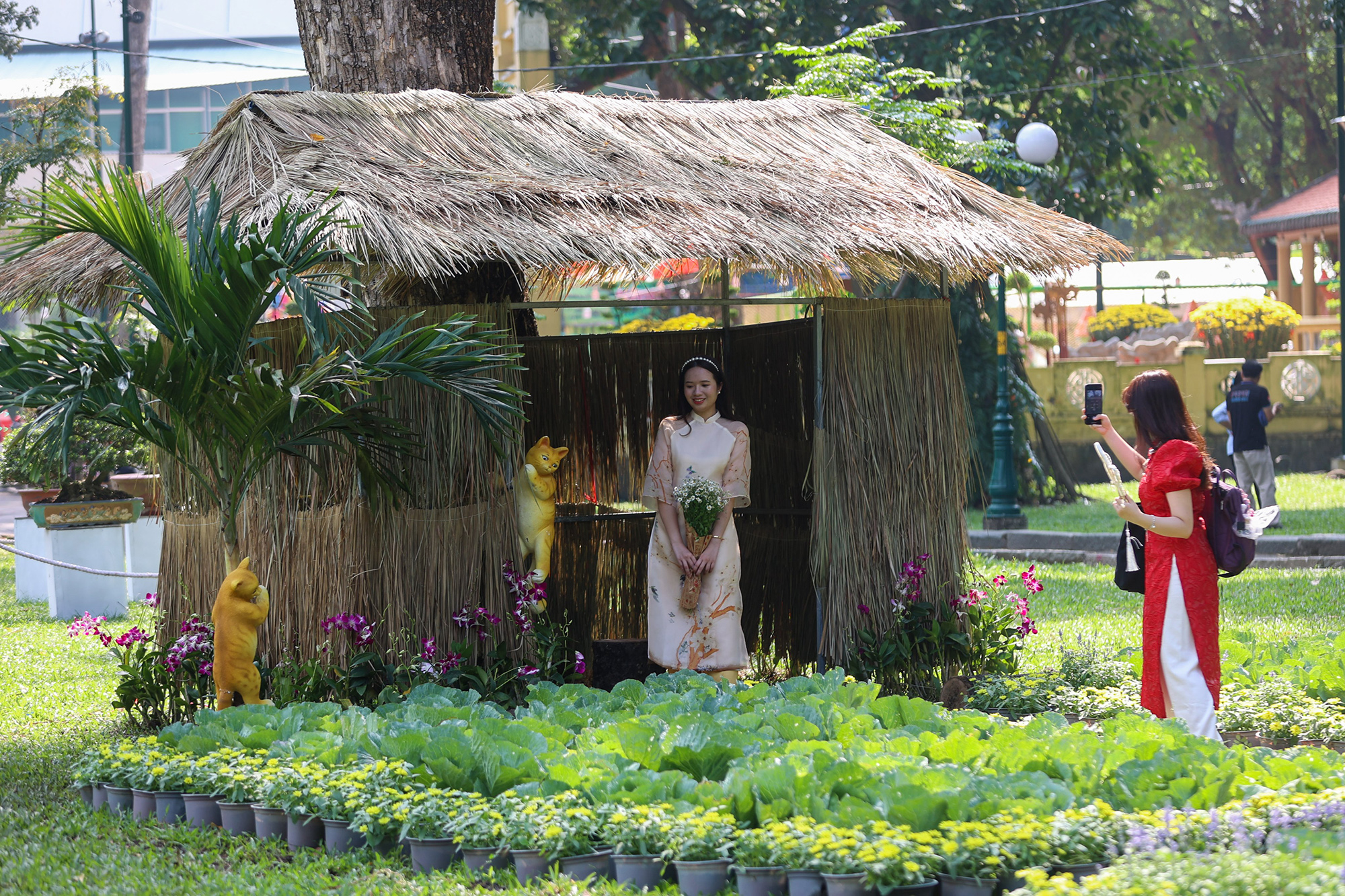 Một tiểu cảnh làng quê với căn nhà lá, luống rau cùng những chú mèo tinh nghịch bên hiên nhà.