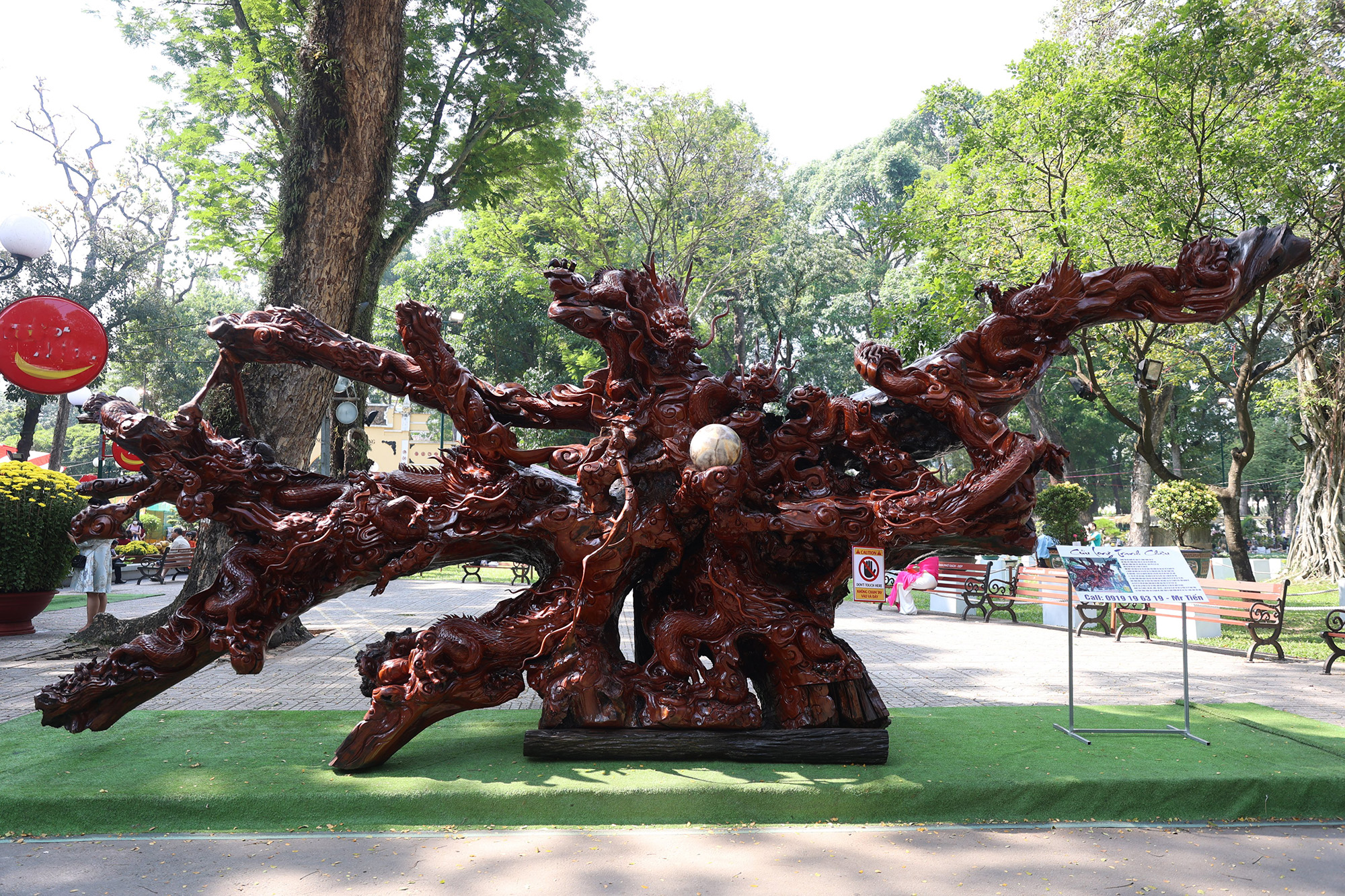 Ngoài ra, hội hoa xuân còn trưng bày nhiều hiện vật quý giá, độc đáo như bộ đàn đá, bộ thân và rễ cổ thụ nguyên khối được chạm khắc tinh xảo nhiều hình rồng uốn lượn.