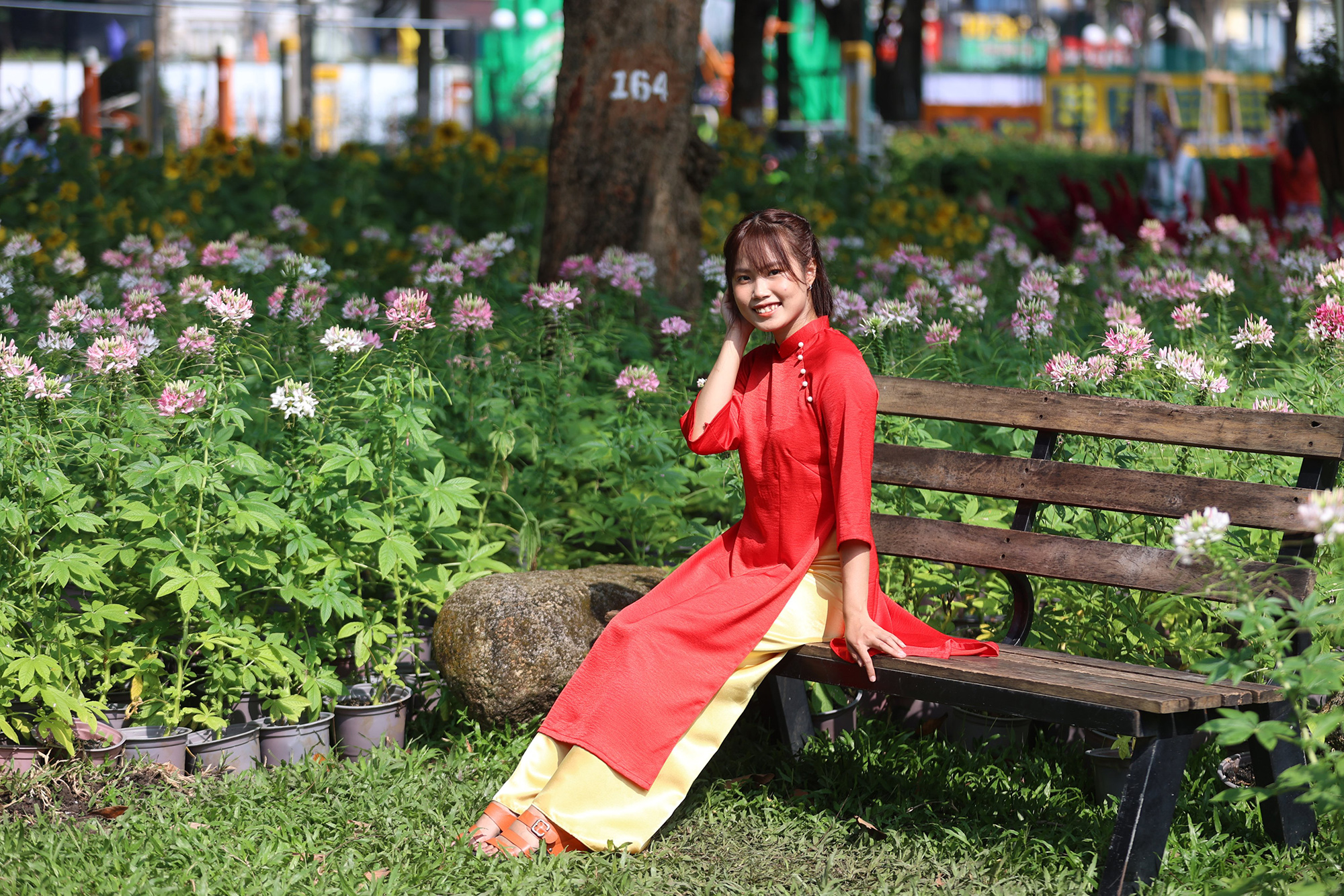 Thời điểm sau ngày khai mạc, hội hoa xuân thu hút đông đảo người dân, du khách tới tham quan, check in.