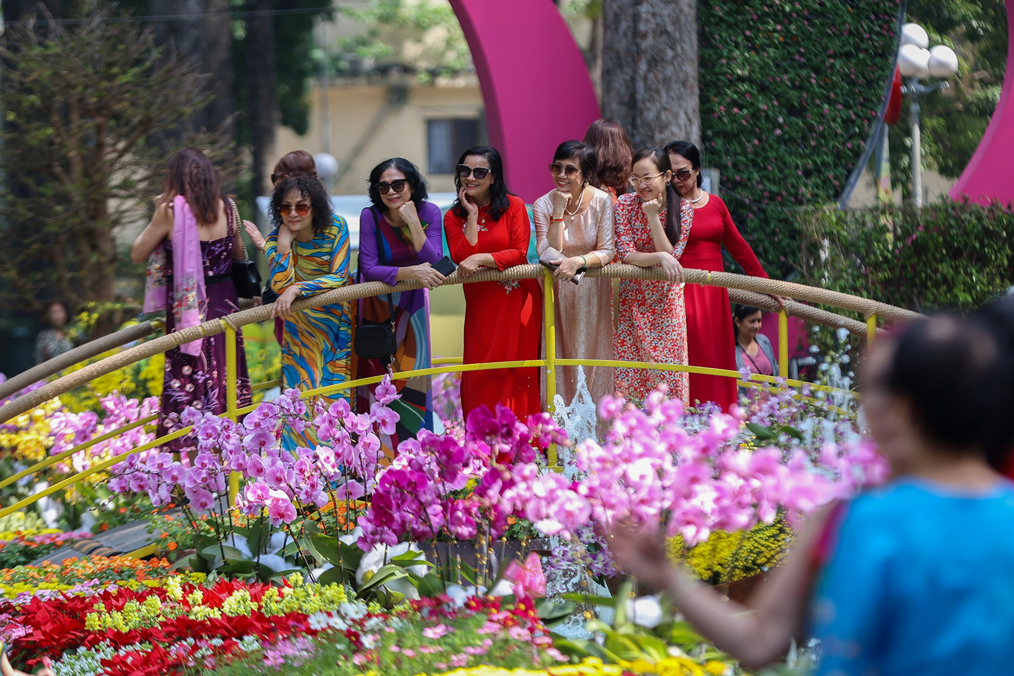 Nhiều người xúng xính áo dài Tết, lưu lại những hình ảnh với nhiều không gian mùa xuân rực rỡ. Hội hoa xuân có giá vé 30.000 đồng, trẻ em dưới 1,2m được miễn vé.