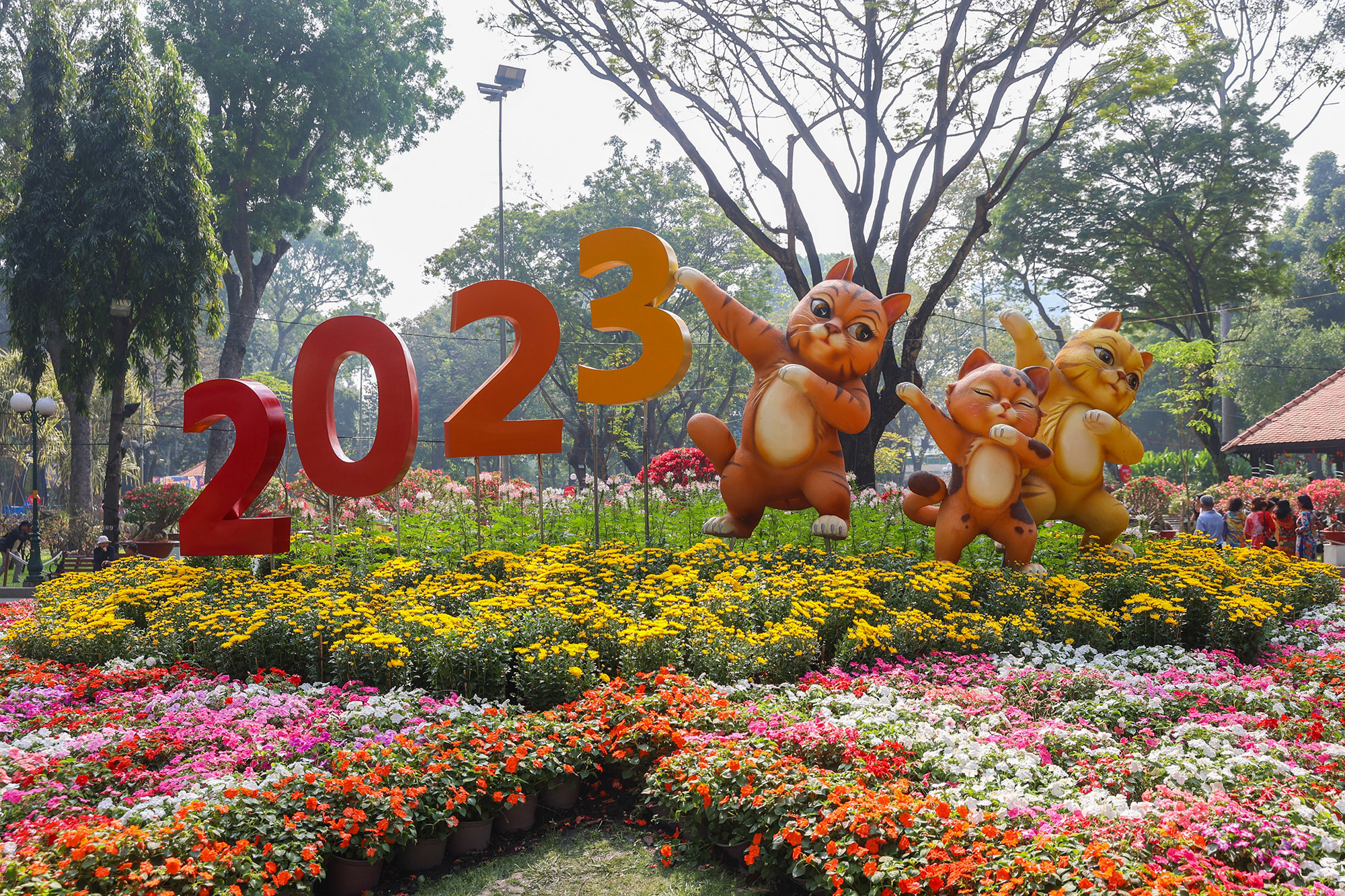 Khu vực bồn biểu tượng với hình ảnh những linh vật mèo đang biểu diễn điệu nhảy sôi động, vui vẻ, đầy phấn khởi.