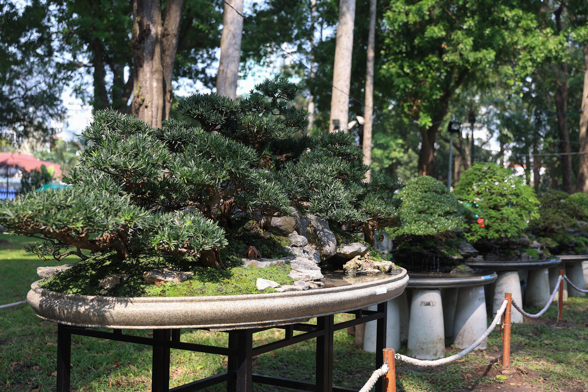 Khu tiểu cảnh non bộ có hàng chục hiện vật lớn nhỏ, mô hình, kiểu dáng mới lạ được các nghệ nhân tâm huyết chăm sóc nhiều năm.