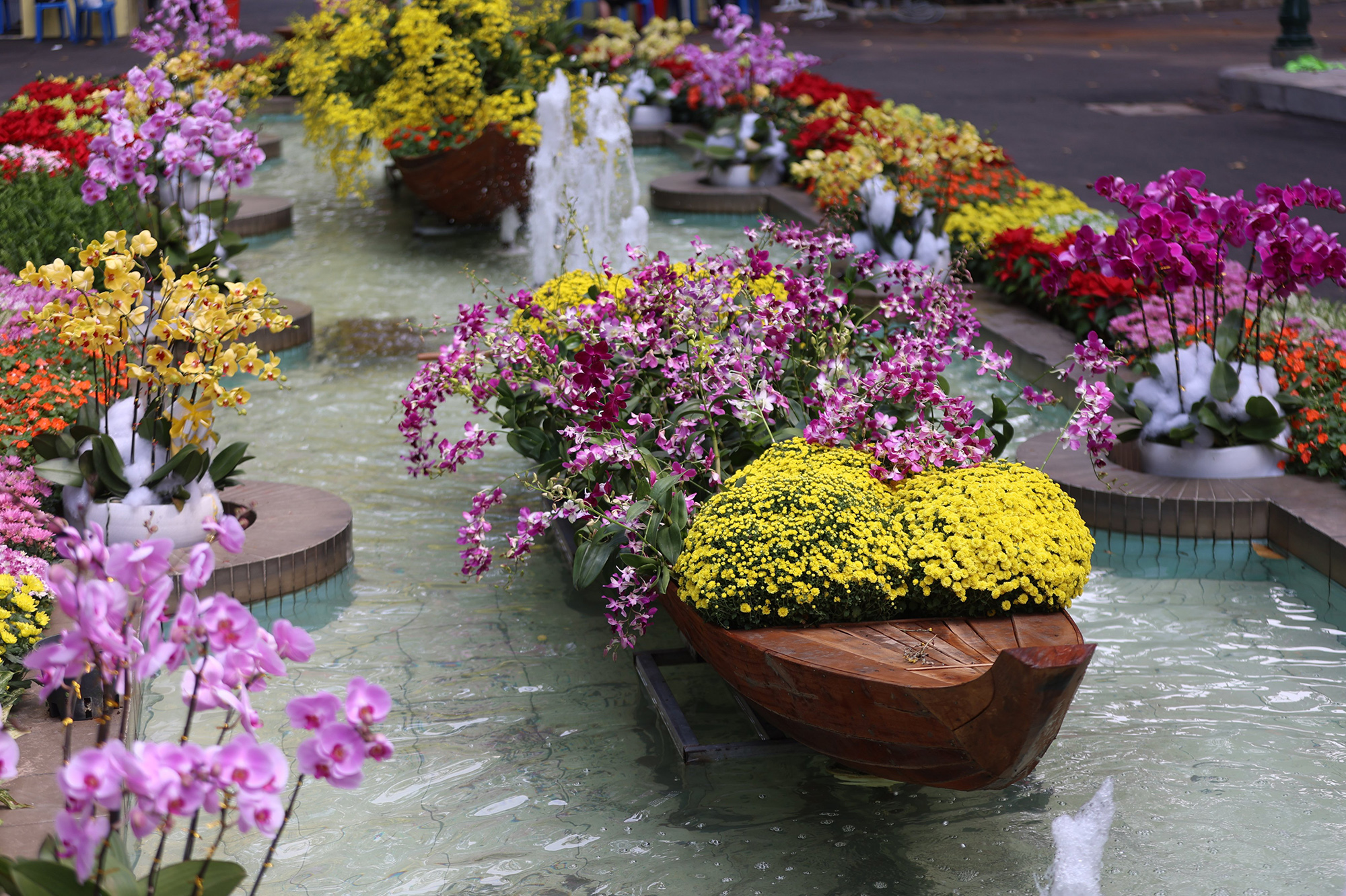 Hội hoa xuân tại công viên Tao Đàn còn có nhiều tiểu cảnh như các cánh đồng hoa, thuyền hoa,… để du khách thưởng lãm, chụp hình.