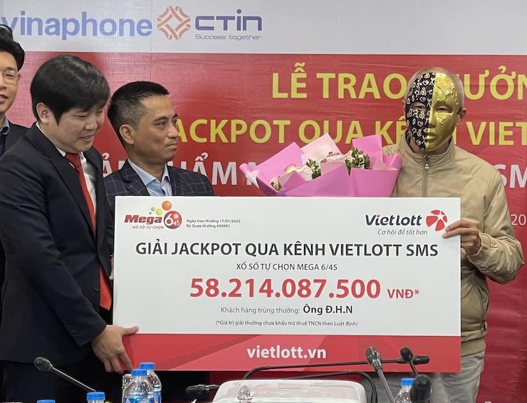 Ông Đ.H.N (đeo mặt nạ) là&nbsp;chủ nhân của giải Jackpot - Mega 6/45 kỳ quay #00991.
