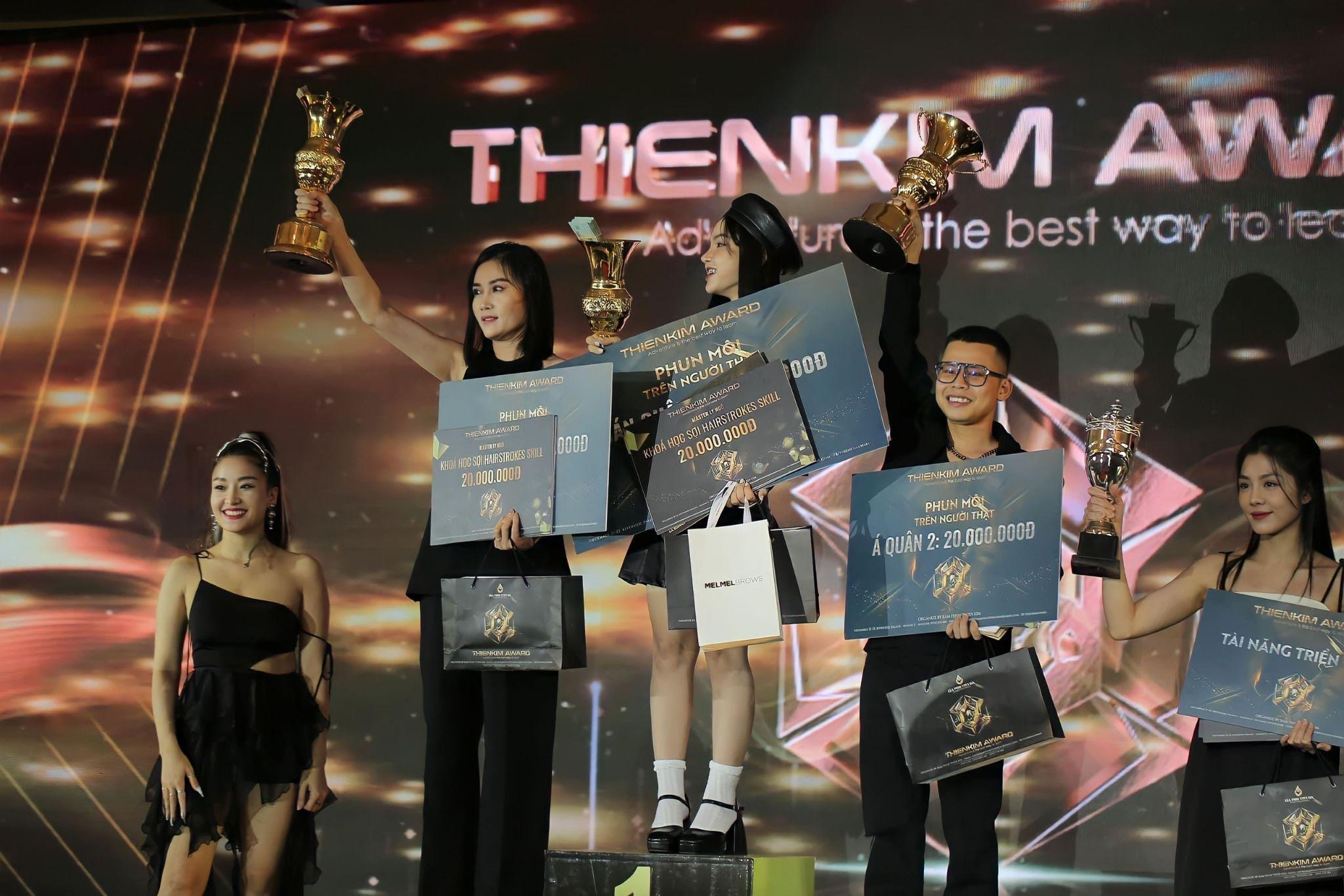 Tại THIEN KIM AWARD 2022, nghệ nhân Thảo Diệp chính là chủ nhân của Giải Á quân Phun môi trên người thật