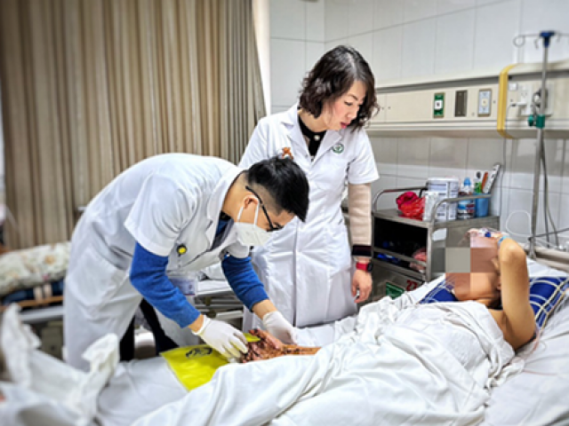 Tin tức trong ngày - Lại thêm một thiếu niên 16 tuổi dập nát tay vì chế pháo nổ