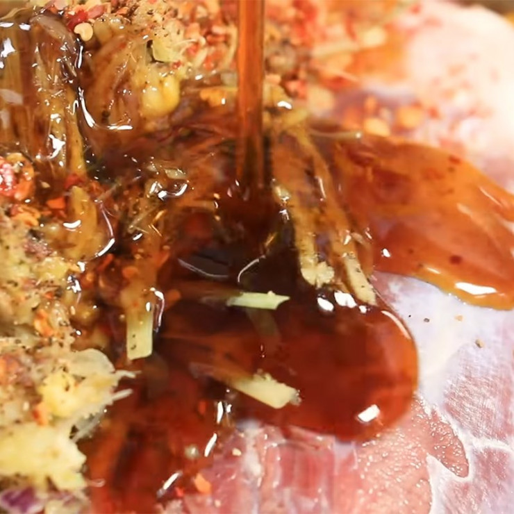 Cho bắp bò vào tô. Thêm hỗn hợp vừa giã cùng 1 thìa canh ớt bột, 1/2 thìa canh tiêu xay, 4 thìa canh mật mía, 4 thìa canh nước mắm vào tô và trộn đều.