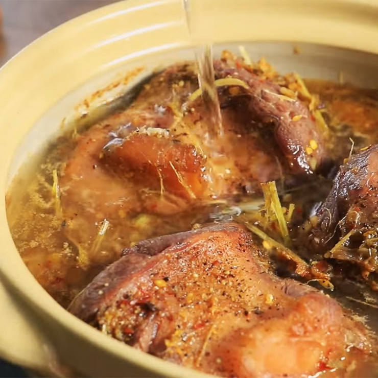 Khi nồi bắp bò sôi, bạn hạ nhỏ lửa và thêm khoảng 1 bát nước nhỏ vào.