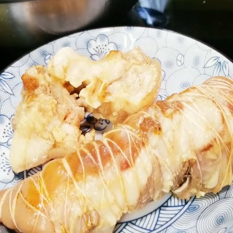 Vớt ra, để thật nguội rồi cho vào tủ lạnh, 3 - 5 tiếng. Để tai heo giòn ngon, bạn hãy đặt nguyên bó tai heo vào tủ lạnh, sau đó lấy ra cắt chỉ và cắt thành các miếng vừa ăn là thưởng thức.