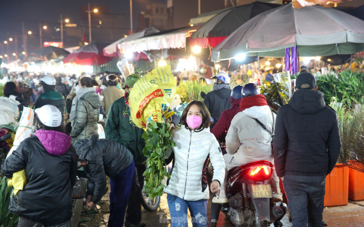 Chợ hoa Quảng Bá hoạt động nhộn nhịp gần như cả ngày, bắt đầu từ tờ mờ sáng.