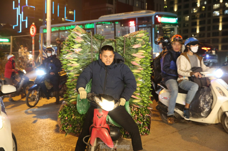 Những người trồng hoa từ khắp các vùng lân cận như Tây Tựu, Mê Linh hay Đông Anh...lại hối hả chở hàng về đây để đổ cho những cửa hàng hoặc những người bán lẻ. Ngoài ra còn có những chiếc xe được vận chuyển hoa từ Đà Lạt về để phục vụ nhu cầu của người dân dịp Tết Nguyên đán.