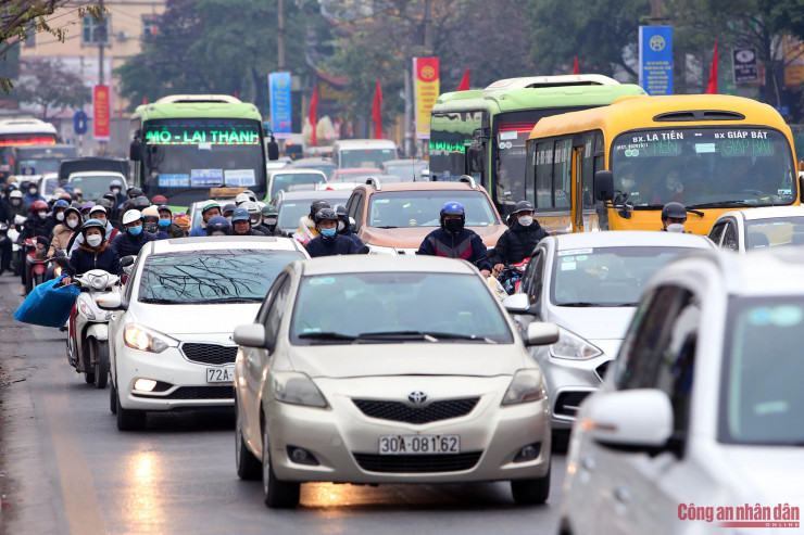 Kỳ nghỉ Tết Nguyên đán kéo dài 7 ngày, từ 29 tháng chạp Nhâm Dần tới hết mùng 5 tháng giêng Quý Mão (20-26/1/2023). Nhiều người dân ở các tỉnh xa bắt đầu rời Hà Nội để về quê ăn Tết khiến đường phố rơi vào cảnh đông đúc, ùn ứ tại một số tuyến.