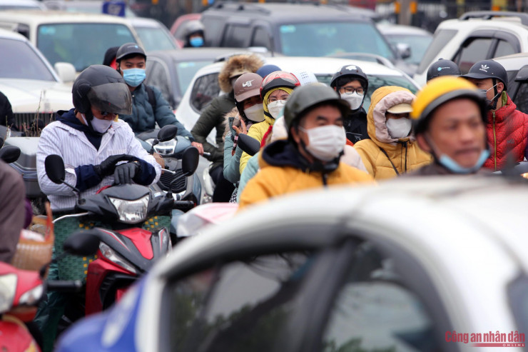 Nhiều thời điểm, các phương tiện còn dậm chân tại chỗ rất lâu mới có thể di chuyển.