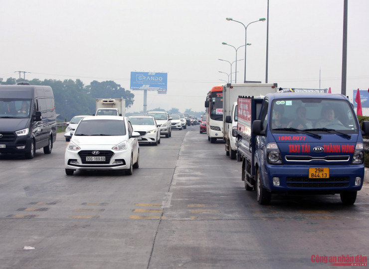 Ghi nhận trên cao tốc Pháp Vân - Cầu Giẽ - Ninh Bình thời điểm 7h sáng 19/1, mật độ phương tiện giao thông cũng đã tăng cao, lượng ô tô dồn về trạm thu phí tăng đột biến khiến các phương tiện không thể di chuyển nhanh. Ngoài ra, Cục CSGT cũng cho biết trên tuyến này trước đó xảy ra va chạm giữa hai ô tô nhưng đã được lực lượng chức năng xử lý nhanh.