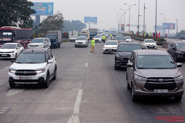 Người dân rời Hà Nội về quê, cửa ngõ Thủ đô đông đúc ngày 28 Tết - 9