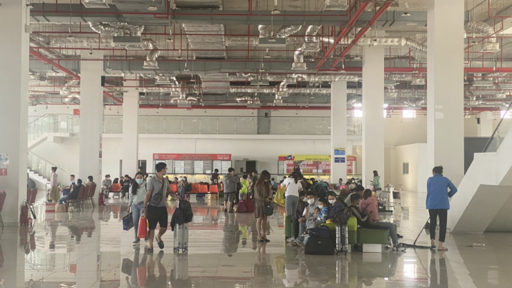 Khách đến bến xe Miền Đông mới trưa 19-1