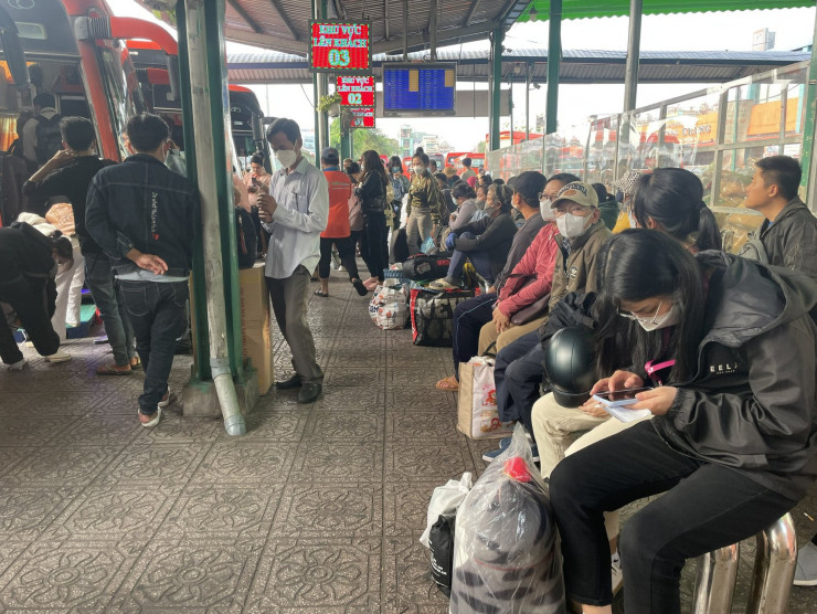 Hành khách đến bến xe Miền Tây chuẩn bị chờ đến giờ lên xe về quê
