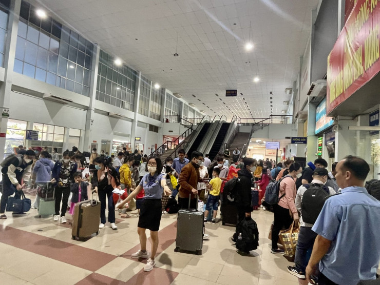 Ga Sài Gòn rất đông khách đến sáng 19-1