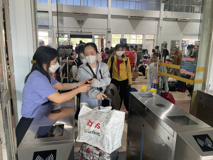 Hành khách chờ kiểm tra vé trước khi ra tàu