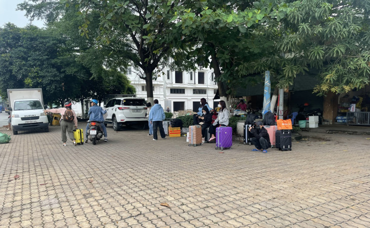 Rất đông hành khách chờ nhà xe trước chợ An Sương (quận 12)