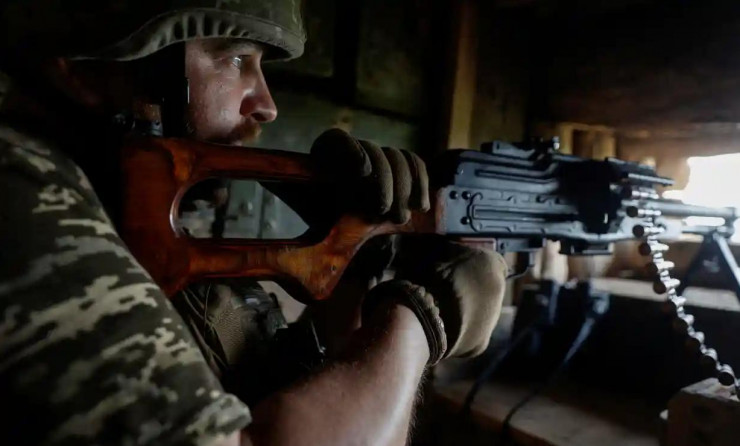 Binh sĩ Ukraine được huấn luyện sử dụng súng máy hồi tháng 4/2022 . Ảnh: Reuters 