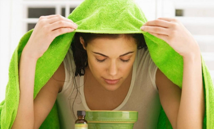 Xông mũi là phương pháp dân gian giúp thông mũi, giải cảm hiệu quả. Ảnh: Long Châu.