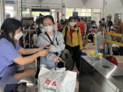 Nhà ga, bến xe đông nghẹt người đổ về quê ăn Tết
