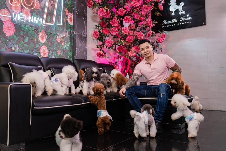 Chỉ với 10 triệu đồng trong tay, anh Trần Tùng Lâm (trú tại Trương Định, Hà Nội) đã lập nghiệp và đến nay sở hữu trang trại chó Poodle với tổng giá trị lên đến 5 tỷ đồng.
