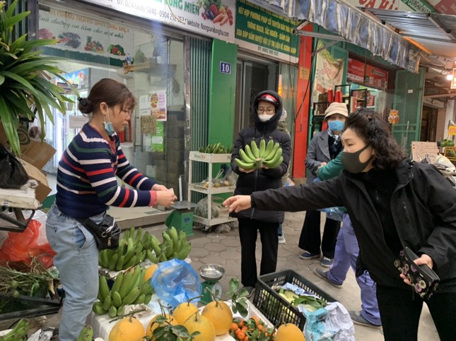 Hoa quả, chuối, hoa tươi luôn được người dân ưu tiên mua sáng nay