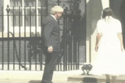 Thủ tướng Anh bị mỉa mai vì hành động bắt tay nữ Thủ tướng New Zealand