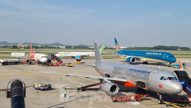 Việc cấp giờ cất/hạ cánh ở sân bay cho các hãng bay nội địa đang tồn tại sự bất bình đẳng, đặc biệt sân bay lớn như Nội Bài (Hà Nội), Tân Sơn Nhất (TPHCM).