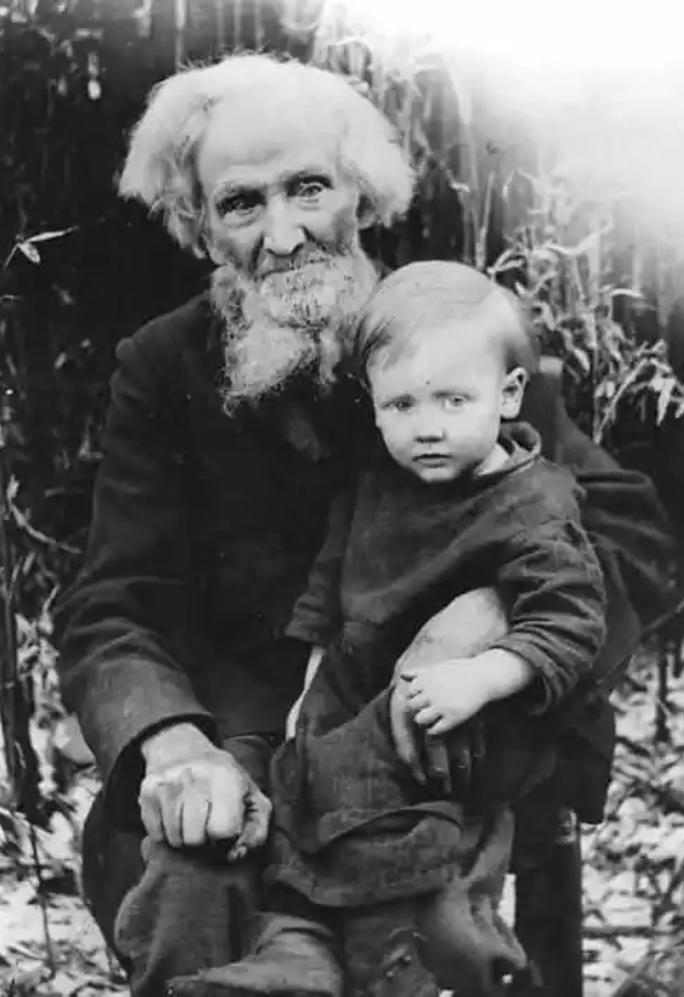 Ông John Shell và con trai nhỏ nhất Albert James Shell. Ảnh: The New York Times