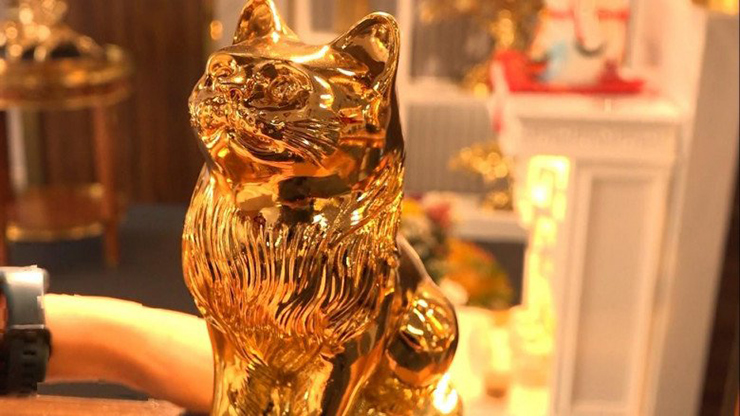 Tùy vào mẫu mã, kích thước, mỗi tượng mèo mạ vàng mang những ý nghĩa khác nhau,  hầu hết sản phẩm tại đây được chế tác từ đồng, bề mặt mạ vàng 24K.
