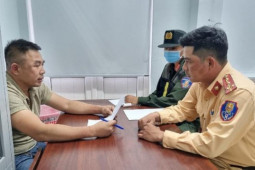 Tin tức trong ngày - Chống người thi hành công vụ, tài xế xe khách nhồi nhét người bị bắt giữ