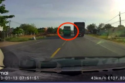 Tin tức trong ngày - Clip: "Tiến thoái lưỡng nan" vì xe khách lao vun vút, xe tải đứng im chịu tai họa