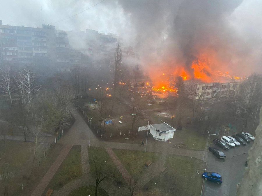 Trực thăng chở Bộ trưởng Nội vụ Ukraine bốc cháy dữ dội sau khi rơi ở Kiev (ảnh: Reuters)