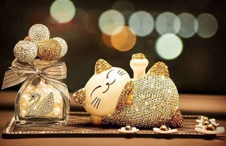 Các sản phẩm quà tặng hình con mèo như bình gốm sứ, ly, cốc, nến thơm, đồ trang trí... với mẫu mã đa dạng cũng rất hút khách
