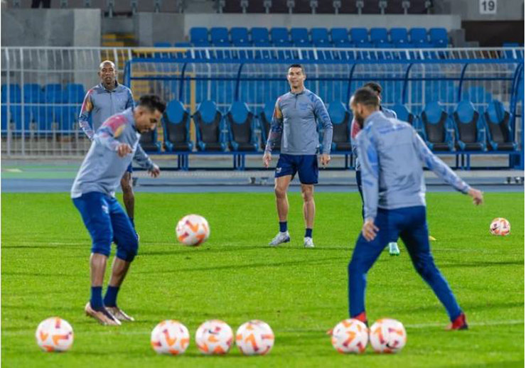 Ronaldo tập luyện ở Riyadh chờ đấu Messi và PSG