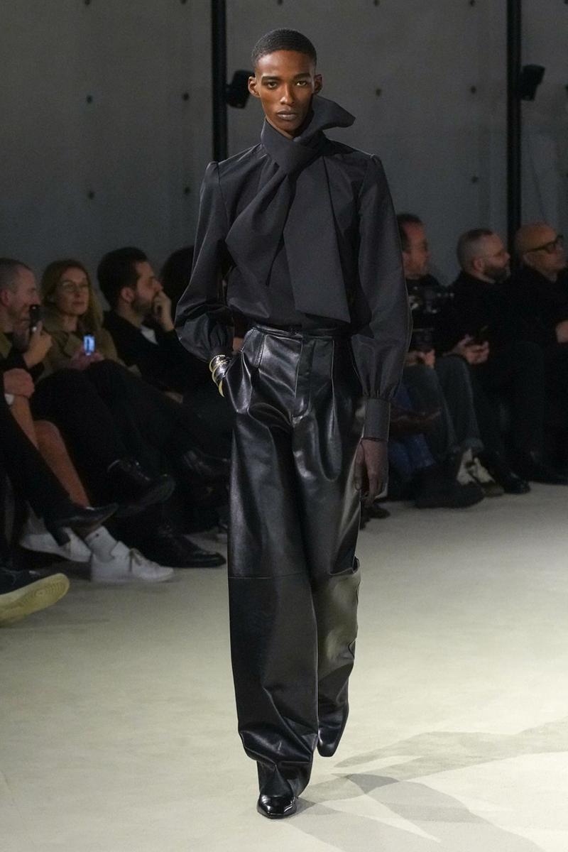 Sự sang trọng vượt thời gian tỏa sáng trong bộ sưu tập Thu/Đông 2023 của Anthony Vaccarello - 1