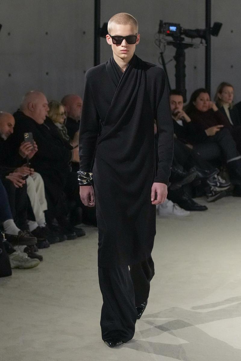 Sự sang trọng vượt thời gian tỏa sáng trong bộ sưu tập Thu/Đông 2023 của Anthony Vaccarello - 4