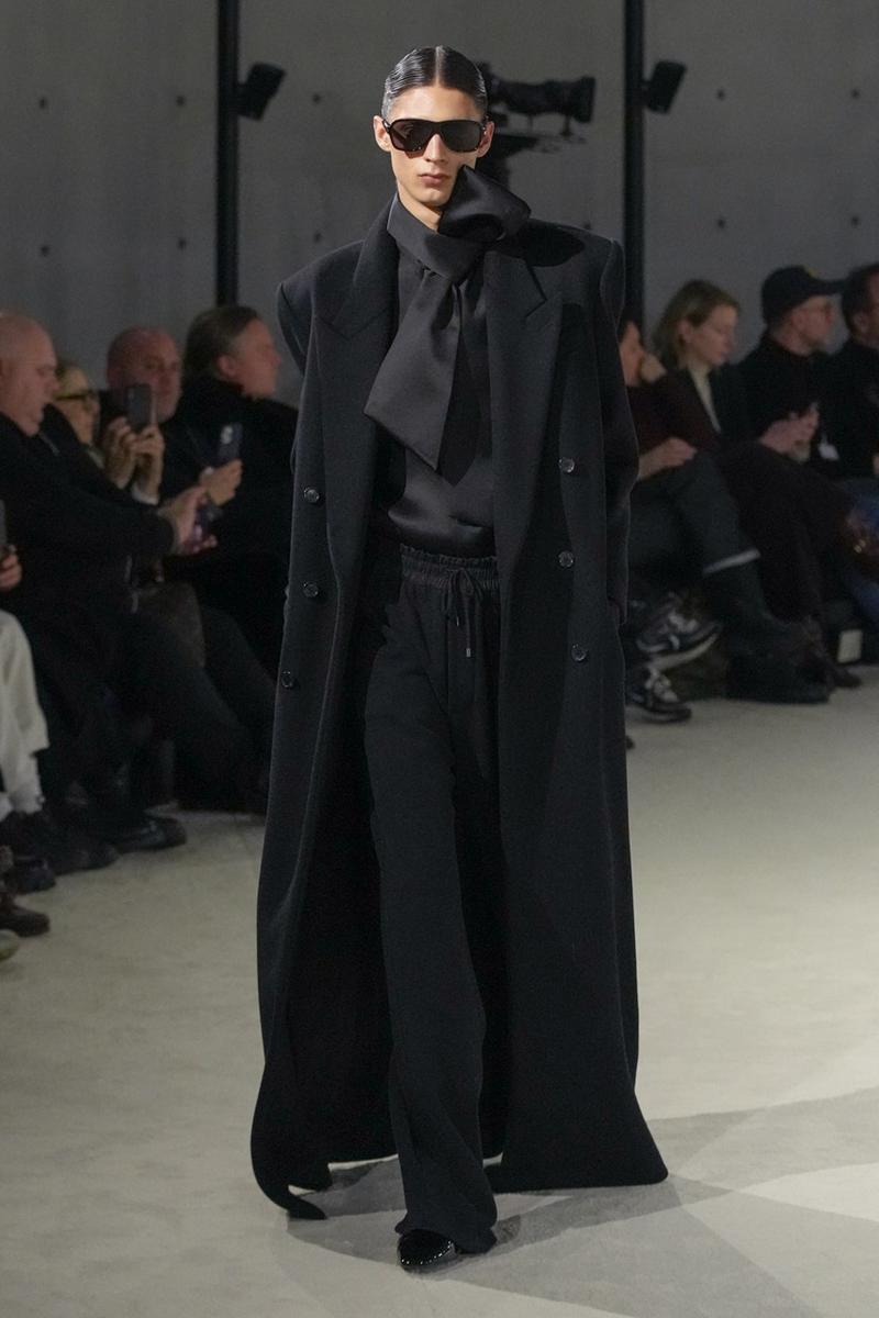 Sự sang trọng vượt thời gian tỏa sáng trong bộ sưu tập Thu/Đông 2023 của Anthony Vaccarello - 2