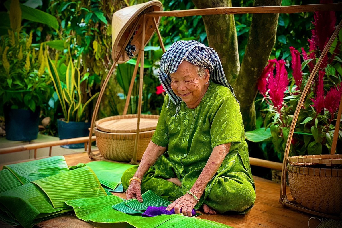 Cụ Nguyễn Thị Ích đã gắn bó với nghề gói bánh tét ngót ngét hơn 40 năm. Ảnh: TÚ NGÂN