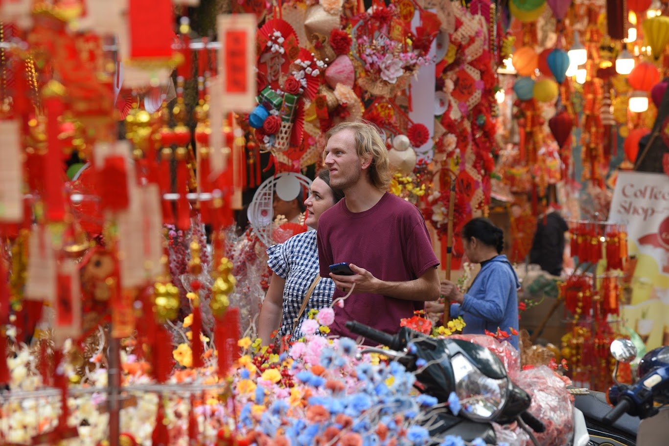 Chợ hoa Hàng Lược cũng thu hút nhiều du khách nước ngoài đến tham quan và mua sắm.