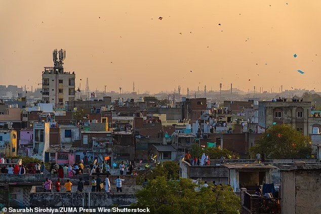 Người dân thả diều trên mái nhà ở Ahmedabad. Ảnh: Daily Mail