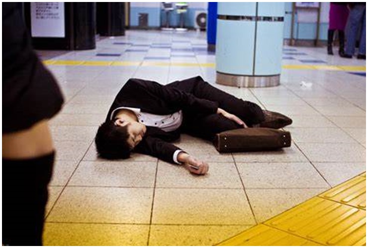 Hình ảnh người đàn ông Nhật Bản kiệt sức ngủ gục ở bất kỳ nơi đâu đã trở nên quá quen thuộc.