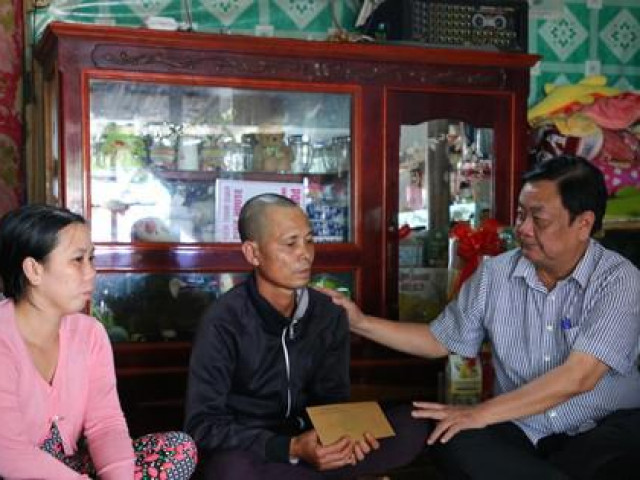 Bộ trưởng Lê Minh Hoan cùng Chủ tịch tỉnh Đồng Tháp thăm, tặng quà gia đình bé Hạo Nam