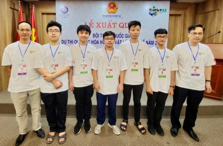 Đoàn học sinh Việt Nam dự Olympic Vật lí Quốc tế 2022 và các thầy giáo hướng dẫn (Ảnh: Bộ GD&amp;ĐT).